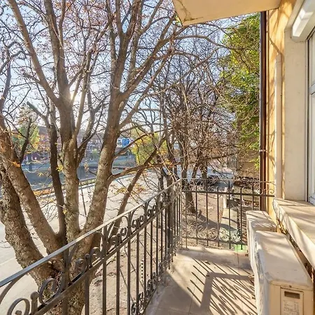 Stylish - 2bdr, 2bthr+ Free Parking *