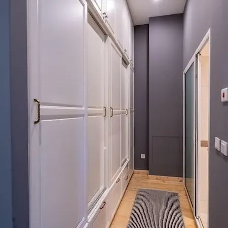 Apartment Stylish - 2bdr, 2bthr+ Free Parking