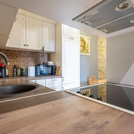 Stylish - 2bdr, 2bthr+ Free Parking *