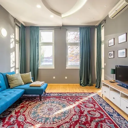 Stylish - 2bdr, 2bthr+ Free Parking Appartement *