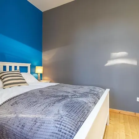 Stylish - 2bdr, 2bthr+ Free Parking Appartement
