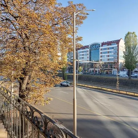Stylish - 2bdr, 2bthr+ Free Parking Appartement