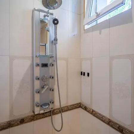 Stylish - 2bdr, 2bthr+ Free Parking Appartement *