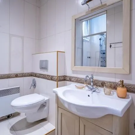 Stylish - 2bdr, 2bthr+ Free Parking *