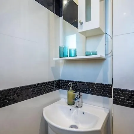 Stylish - 2bdr, 2bthr+ Free Parking *