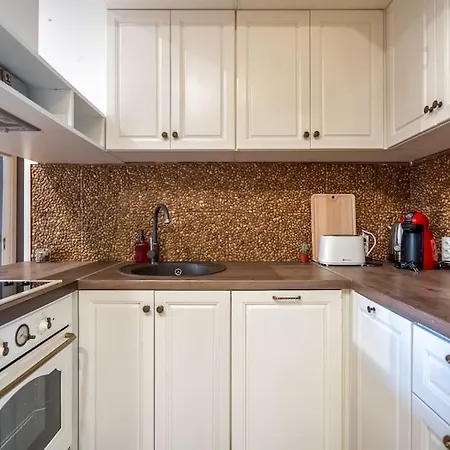 Stylish - 2bdr, 2bthr+ Free Parking Appartement *