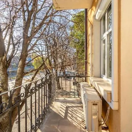 Stylish - 2bdr, 2bthr+ Free Parking Appartement *
