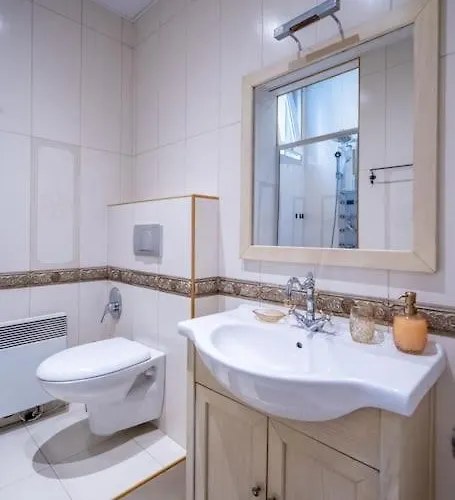 Stylish - 2bdr, 2bthr+ Free Parking *