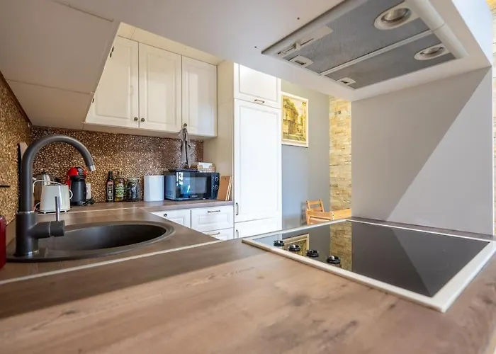 Stylish - 2bdr, 2bthr+ Free Parking *