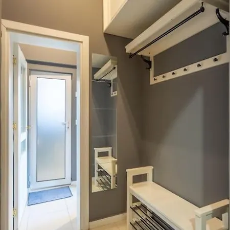 Stylish - 2bdr, 2bthr+ Free Parking * Szófia