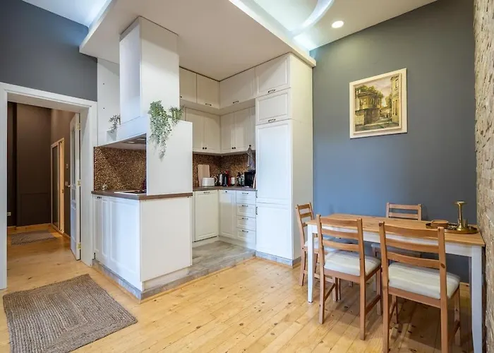 Stylish - 2bdr, 2bthr+ Free Parking