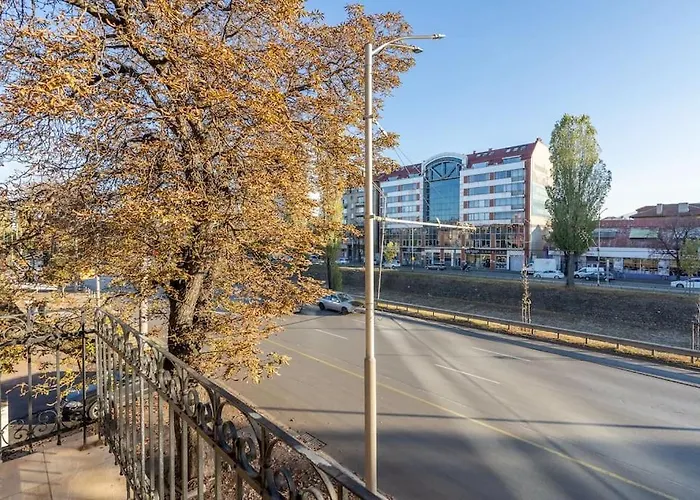 Stylish - 2bdr, 2bthr+ Free Parking Apartman