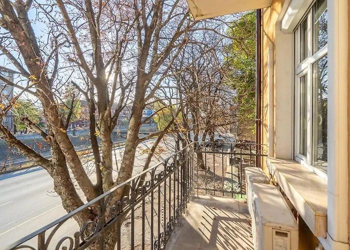 Stylish - 2bdr, 2bthr+ Free Parking *