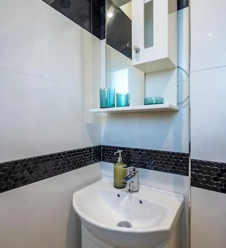 Stylish - 2bdr, 2bthr+ Free Parking *